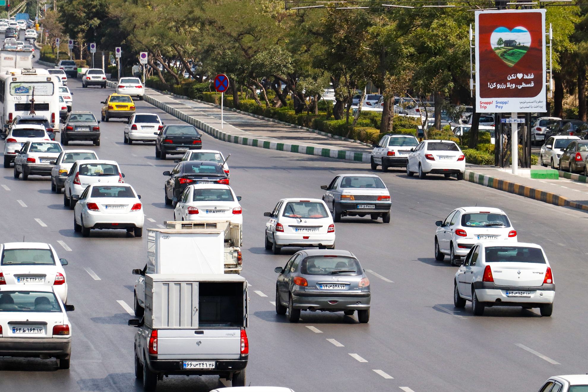 استرابورد کاربُن در بولوار پرتردد مشهد
